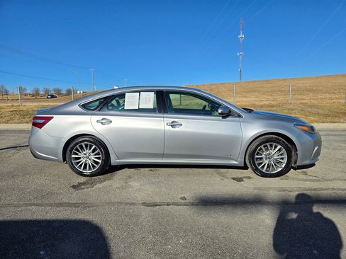 Used 2016 Toyota Avalon Limited image 2