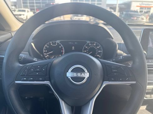 Used 2025 Nissan Altima 2.5 SV FWD image 12