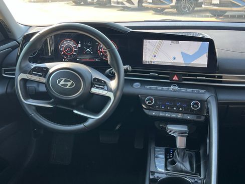 Used 2025 Hyundai Elantra SEL FWD image 19