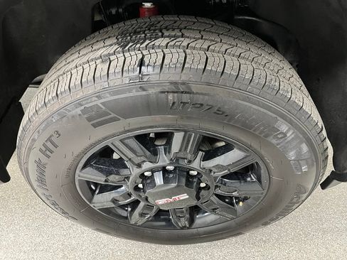 Used 2024 GMC Sierra 2500 AT4 w/ AT4 Preferred Package AWD/4WD image 18