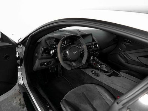 Used 2022 Aston Martin V8 Vantage Coupe image 17