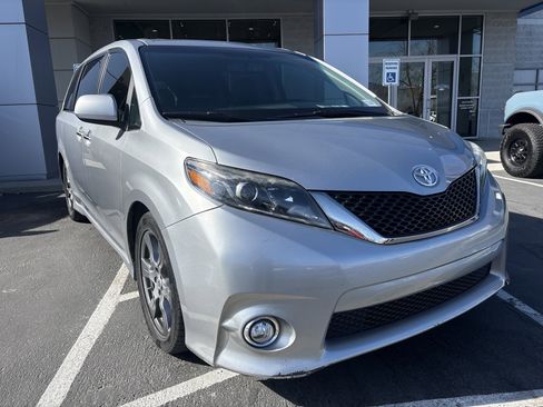 Used 2017 Toyota Sienna SE Premium image 8