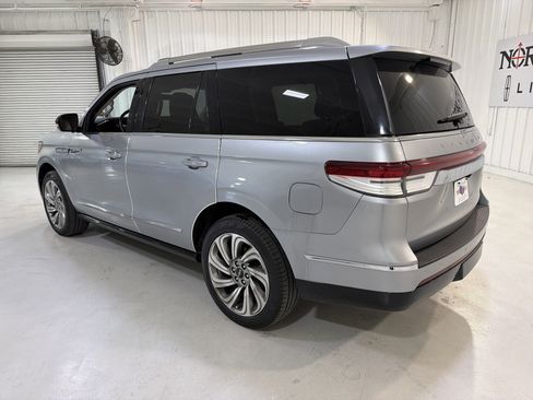 Used 2022 Lincoln Navigator Reserve image 3