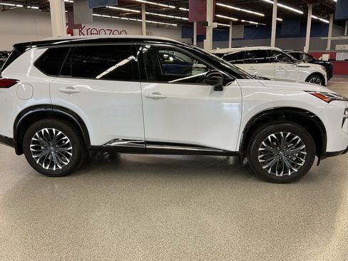 Used 2024 Nissan Rogue Platinum image 4