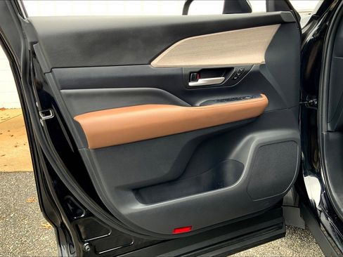 Used 2024 Toyota Grand Highlander Platinum image 28