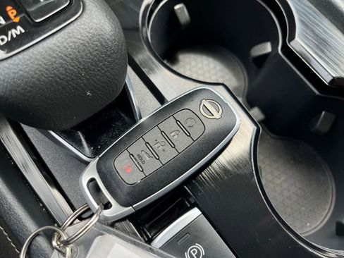 Used 2025 Nissan Rogue SV FWD image 27