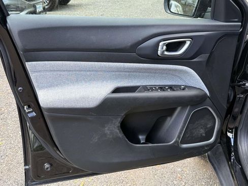 Used 2023 Jeep Compass Latitude image 23