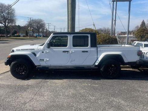 Used 2022 Jeep Gladiator Sport image 2