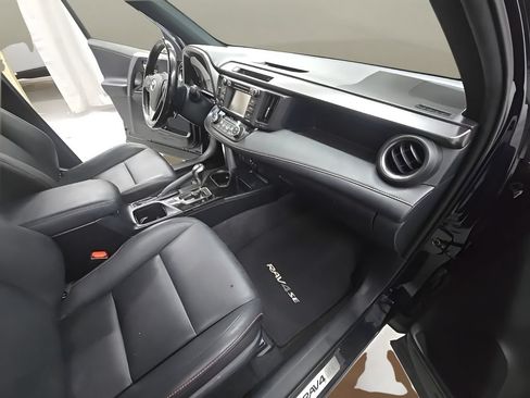 Used 2018 Toyota RAV4 SE AWD/4WD image 25