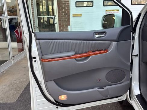 Used 2010 Toyota Sienna XLE image 39