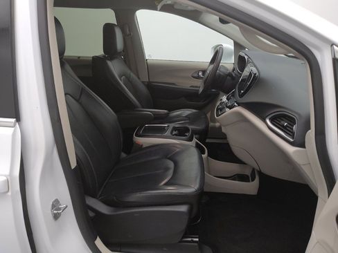 Used 2022 Chrysler Pacifica Touring-L image 21