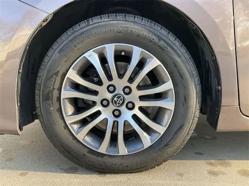 Used 2019 Toyota Sienna XLE image 11