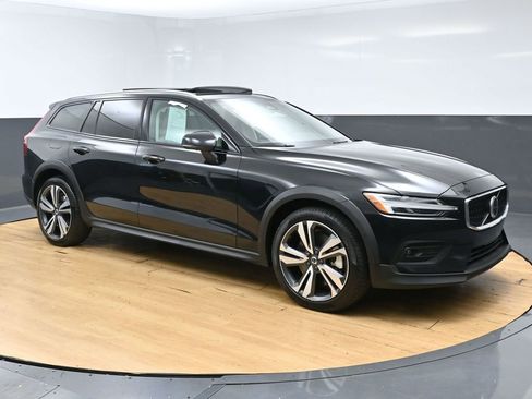 Used 2025 Volvo V60 B5 Cross Country Plus AWD/4WD image 3
