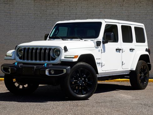 Used 2024 Jeep Wrangler Unlimited Sahara AWD/4WD image 2