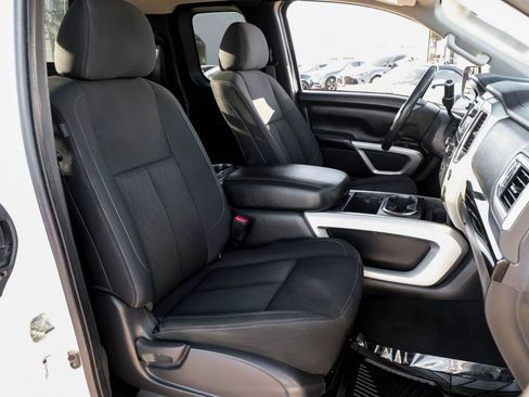 Used 2017 Nissan Titan SV image 30