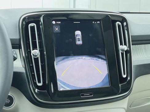 Used 2023 Volvo XC40 B5 Plus image 19