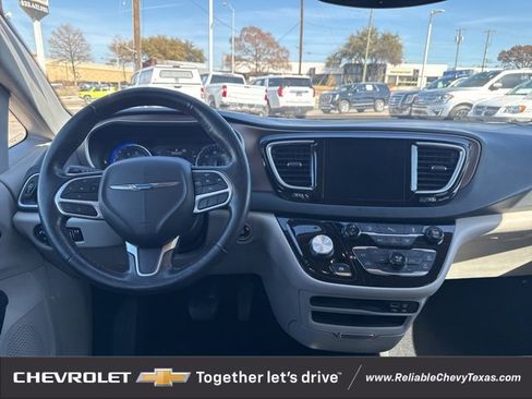 Used 2019 Chrysler Pacifica Touring-L image 19