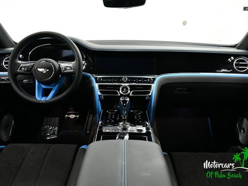 Used 2025 Bentley Flying Spur Plug-In Hybrid image 28