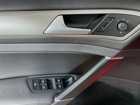 Used 2016 Volkswagen Golf Limited Edition image 20