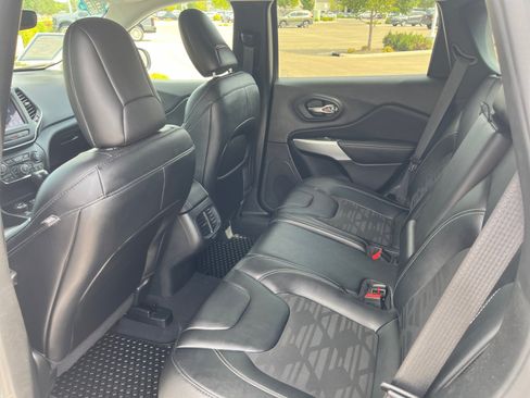 Used 2022 Jeep Cherokee Latitude AWD/4WD image 17