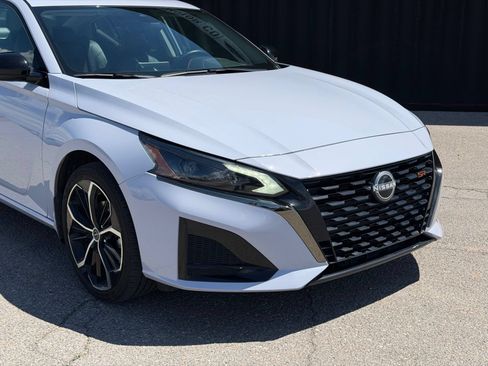 Used 2025 Nissan Altima 2.5 SR AWD/4WD image 3