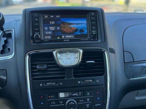 Used 2013 Chrysler Town & Country Touring image 19