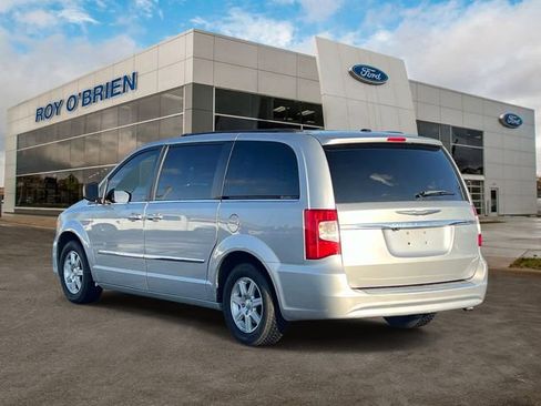 Used 2011 Chrysler Town & Country Touring w/ Driver Convenience Group image 3