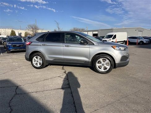 Used 2023 Ford Edge SE image 2