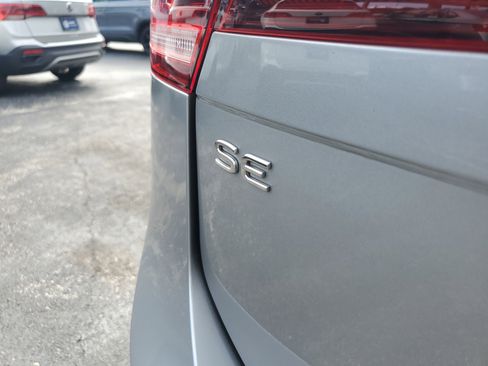 Used 2022 Volkswagen Tiguan SE R-Line image 11