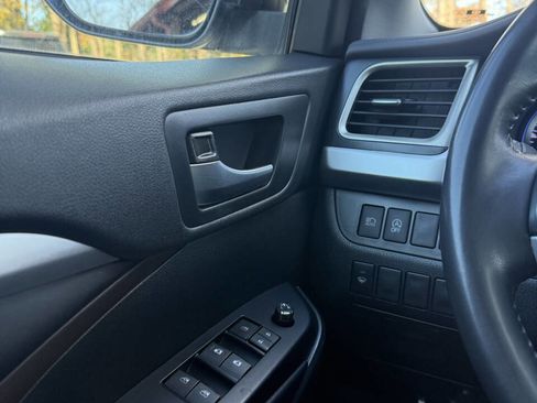 Used 2019 Toyota Highlander SE image 25