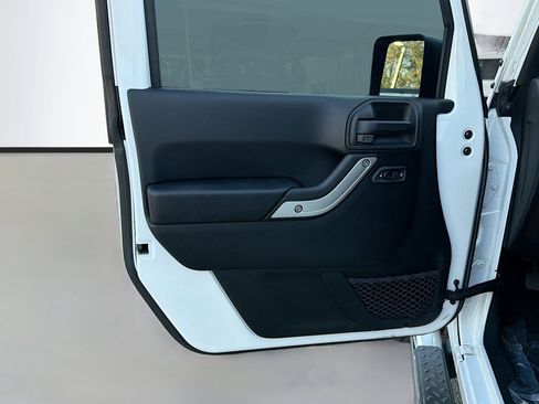 Used 2017 Jeep Wrangler Sahara w/ Mopar Chrome Edition Group image 17