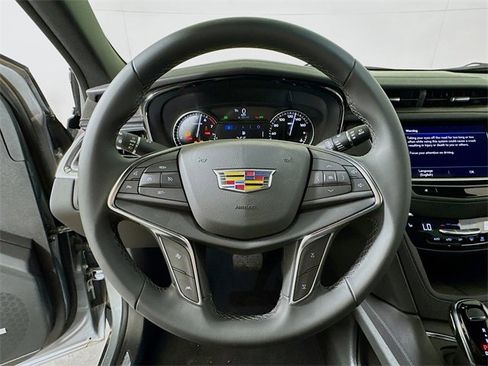 New 2025 Cadillac XT5 Luxury image 6