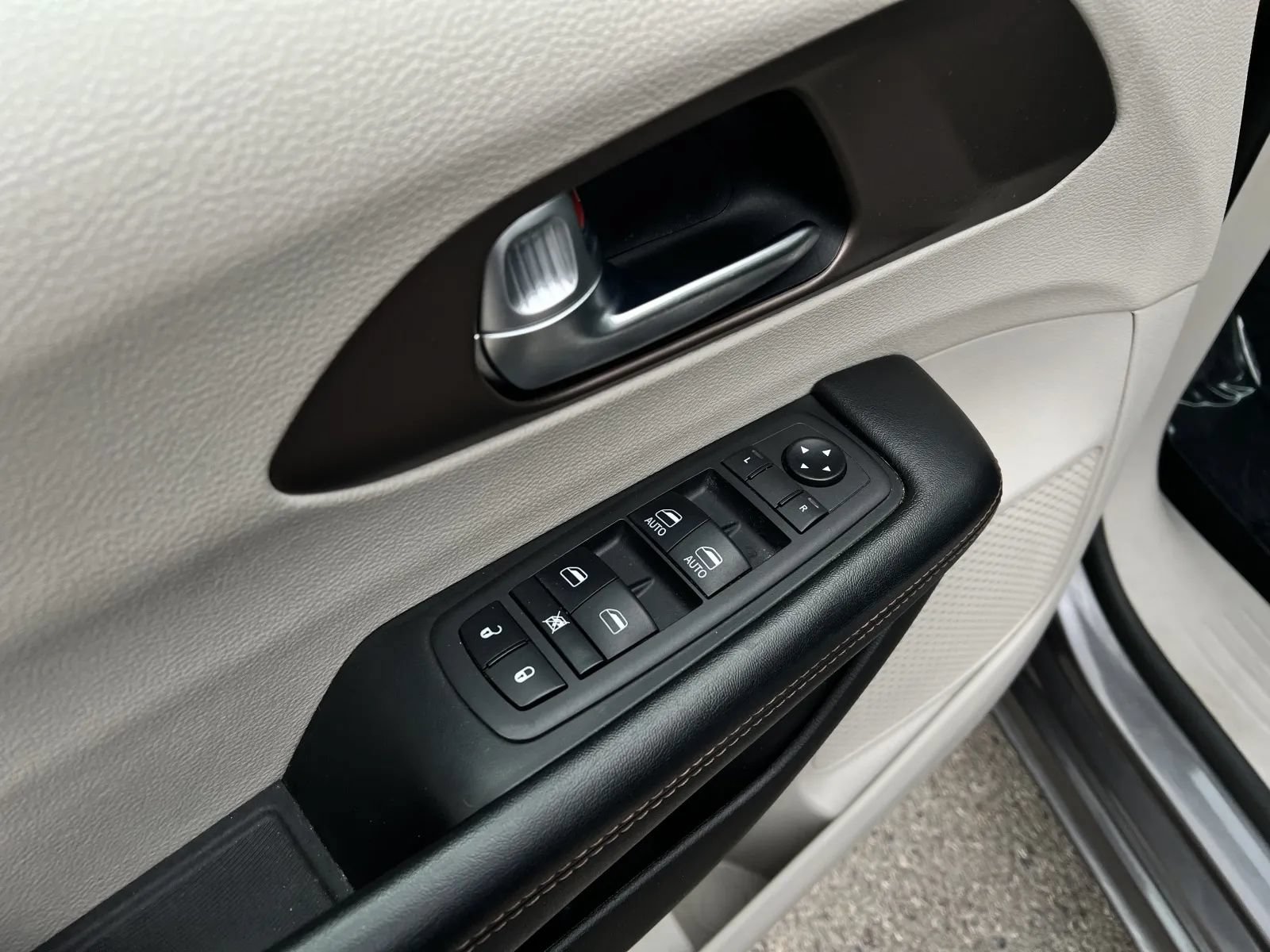 Used 2019 Chrysler Pacifica Touring-L FWD image 26