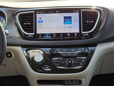 Certified 2023 Chrysler Pacifica Touring-L FWD image 32