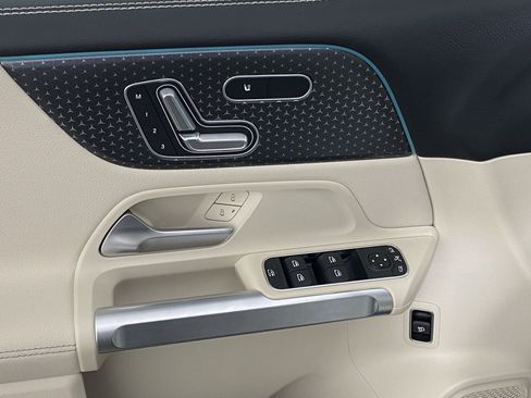 Used 2025 Mercedes-Benz GLB 250 4MATIC image 22