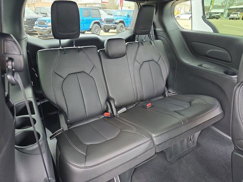 New 2026 Chrysler Pacifica Select image 12