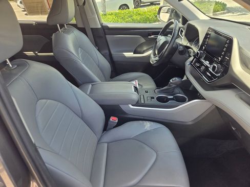Used 2022 Toyota Highlander XLE FWD image 32