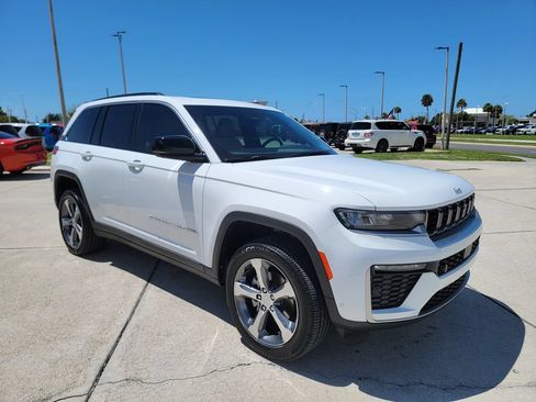 Used 2026 Jeep Grand Cherokee Limited w/ Luxury Tech Group II RWD image 7