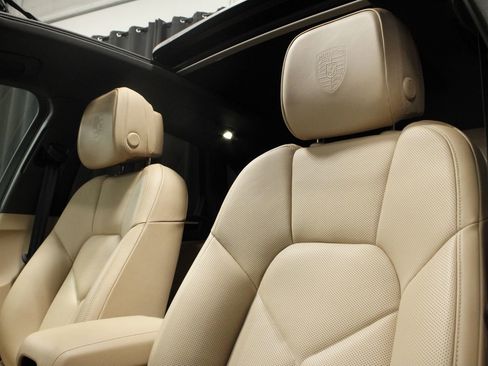 Certified 2025 Porsche Macan AWD/4WD image 39