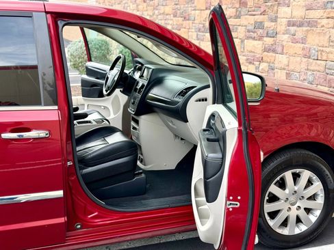 Used 2014 Chrysler Town & Country Touring w/ Trailer Tow Group image 9