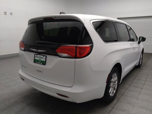 Used 2024 Chrysler Voyager LX FWD image 9