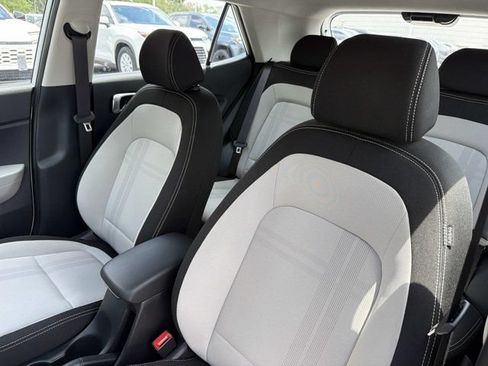 Used 2025 Hyundai Venue SEL FWD image 10