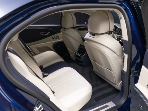 Used 2021 Bentley Flying Spur W12 image 64