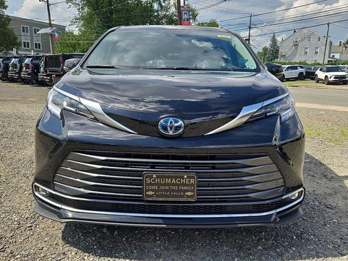 Used 2024 Toyota Sienna Limited AWD/4WD image 2