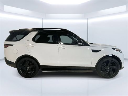 Used 2025 Land Rover Discovery Dynamic SE image 8