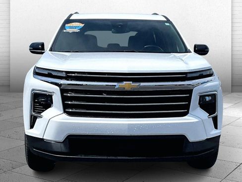 Used 2025 Chevrolet Traverse LT image 2