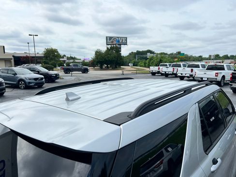 Used 2020 Ford Explorer XLT w/ Equipment Group 202A RWD image 10