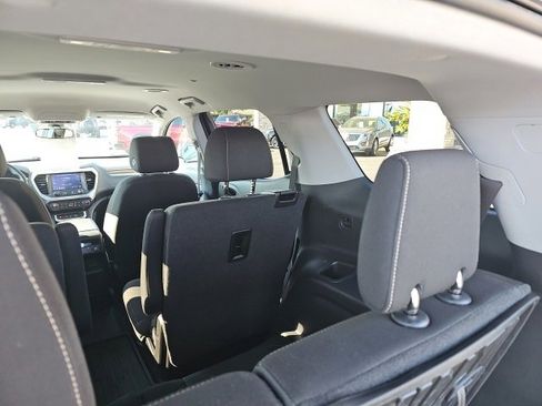Used 2023 GMC Acadia SLE w/ Driver Convenience Package image 16