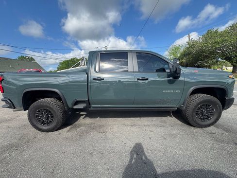 Used 2025 Chevrolet Silverado 2500 ZR2 w/ Technology Package image 3