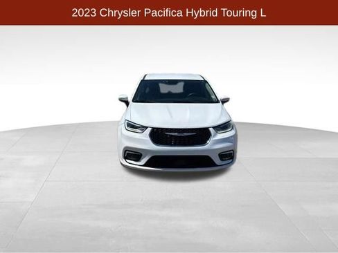 Used 2023 Chrysler Pacifica Touring-L FWD image 2